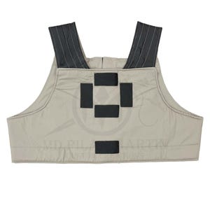 Peut inclure: Un gilet rembourré beige avec des bretelles noires et un motif carré noir sur le devant.
