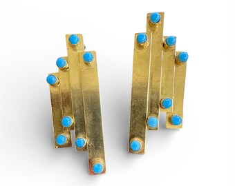 Pendientes lineales artesanales: incrustaciones de turquesa, oro de 24 k sobre latón