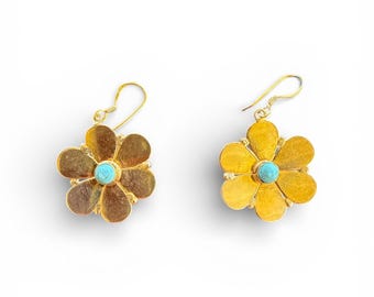 Pendientes Flora: Oro de 24k sobre latón, diseño de piedra semipreciosa