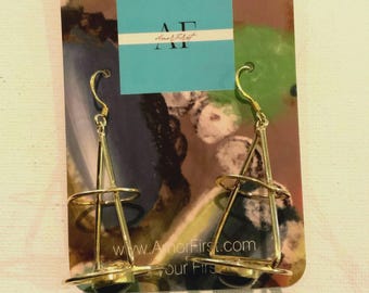 Aretes esféricos de latón y oro de 24 k con incrustaciones de piedras semipreciosas