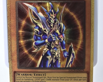 Soldado del Brillo Negro - Enviado del Comienzo (Tarjeta Orica de Fibra de Carbono de YGO)