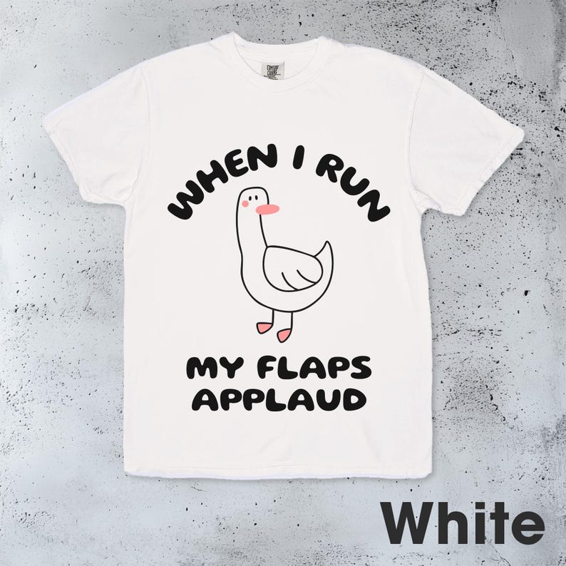 以下が含まれることがあります： 「When I run my flaps applaud」というテキストと、漫画のガチョウが描かれた白いTシャツです。
