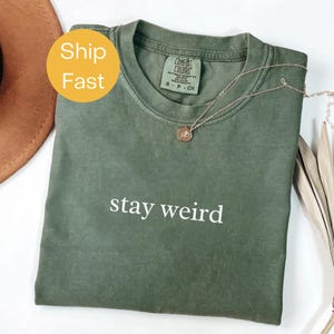 Comfort Colors® Stay Weird T-shirt | Leuk en uniek T-shirt met print | Omarm je eigenzinnige katoenen shirt | Perfect cadeau voor gratis gedistilleerde dranken