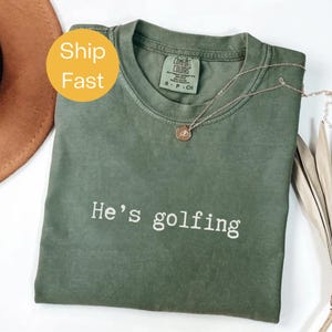 Comfort Colors® Er ist Golf Shirt, Golf Frau Shirt, Golf Mama T-Shirt, lustiges Golf Shirt für Frauen, Golf Saison Shirt, Golfer Geschenk beliebt jetzt