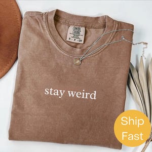 Comfort Colors® Stay Weird T-shirt | Leuk en uniek T-shirt met print | Omarm je eigenzinnige katoenen shirt | Perfect cadeau voor gratis gedistilleerde dranken