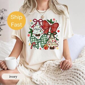 Comfort Colors® Christmas Tree Bow T-Shirt | Cute Holiday Aesthetic Festive Christmas Tee