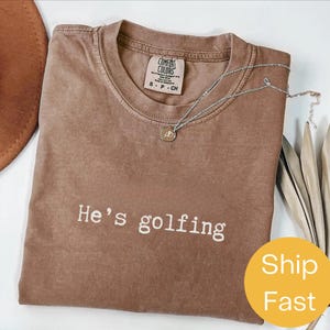 Comfort Colors® Er ist Golf Shirt, Golf Frau Shirt, Golf Mama T-Shirt, lustiges Golf Shirt für Frauen, Golf Saison Shirt, Golfer Geschenk beliebt jetzt