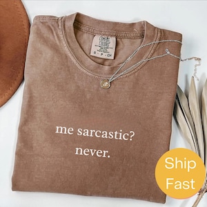 Comfort Colors® Ich Sarkastisch? Niemals. Shirt - Lustiges Sarkasmus T-Shirt, Witziges Grafik T-Shirt, trockener Humor Shirt, sarkastisches Statement Shirt für Erwachsene