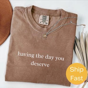 Maglietta Comfort Colors® &quot;Having The Day You Deserve&quot; - Maglietta divertente passivo-aggressiva - Maglietta con dichiarazione sarcastica - Maglietta con umorismo impertinente - Umore audace