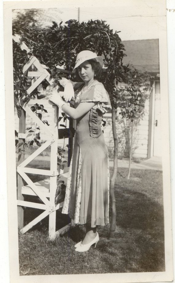 Photo de mode des annees 1930 photo en noir et blanc d une femme dans une tenue des annees 1930 robe et chapeau 3 25 par 5 5