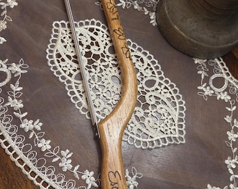 Personalisierte Holz Blumen Brotmesser | Holzgebrannter Sauerteig Dekor für die Küche