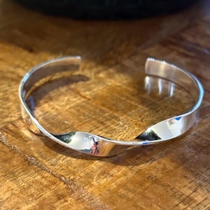 925 Sterling Silver Twisted Bangle – Adjustable Silver Bracelet for Women, Elegant Minimalist Jewellery, Gift for Her, Timeless Accessory