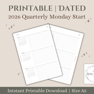以下が含まれることがあります： 2026年、月曜日始まりの印刷可能な四半期プランナー。デザインは、メモ用の罫線セクションと各四半期のカレンダーを備えた2つの開いたページが特徴です。「PRINTABLE | DATED」と「2026 Quarterly Monday Start」のテキストが含まれています。