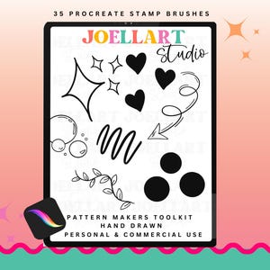 Pode incluir: Um produto de arte digital exibido em um tablet. A tela mostra vários pincéis de carimbo de arte de linha preta, incluindo corações, estrelas e setas. O texto na tela diz "JOELLART Studio" e "PATTERN MAKERS TOOLKIT". O fundo é um gradiente de rosa e pêssego.