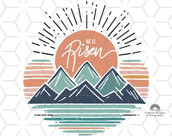 Puede incluir: Una ilustración digital de una salida del sol sobre montañas con el texto "He is Risen" en un círculo de color melocotón. Las montañas son azules y verdes y la salida del sol es naranja, rosa y amarilla.