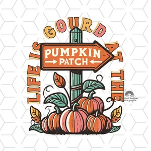 Op de afbeelding: Een vintage-stijl bord met een pijl die naar rechts wijst, met de tekst "Pumpkin Patch". Het bord is bevestigd aan een houten paal met een groene basis. Het bord is omringd door herfstbladeren en pompoenen. De tekst "Life is gourd at the" staat rond het bord.