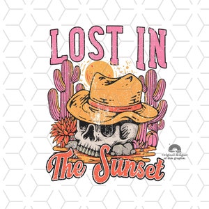 Peut inclure: Un design graphique repr&eacute;sentant un cr&acirc;ne portant un chapeau de cowboy et entour&eacute; de cactus. Le texte "Lost in the Sunset" est &eacute;crit en lettres roses et rouges.
