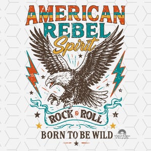 Puede incluir: Diseño gráfico vintage con un águila marrón y rayos turquesa y naranja. El texto "AMERICAN REBEL Spirit ROCK & ROLL BORN TO BE WILD" está escrito en un estilo desgastado, evocando una estética retro.