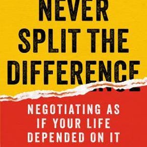 Könnte beinhalten: Buchcover für "Never Split the Difference" von Chris Voss. Der Titel steht in großen schwarzen Buchstaben auf gelbem und rotem Hintergrund. Das Cover enthält auch den Untertitel "Negotiating as if your life depended on it."