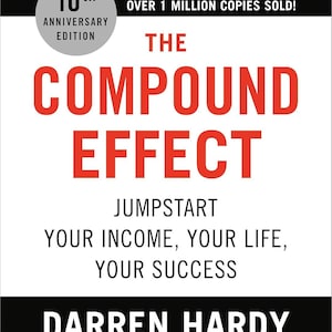 Può includere: Copertina del libro "The Compound Effect" di Darren Hardy. Il titolo è in grandi lettere rosse, con il nome dell'autore in basso. La copertina include anche testo sul successo del libro e una citazione di David Bach.