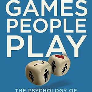 以下が含まれることがあります： エリック・バーン著「ゲームズ・ピープル・プレイ」の表紙。タイトルは青い背景に大きな白い文字で書かれています。シンボルと人物が描かれた2つのサイコロが前景にあります。副題は「The Psychology of Human Relationships」です。