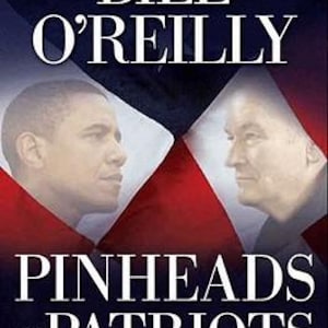 Puede incluir: Portada del libro "Pinheads and Patriots" de Bill O'Reilly. La portada presenta retratos de dos hombres enfrentados sobre un fondo de una bandera estadounidense estilizada. El título y el nombre del autor se muestran de forma destacada.