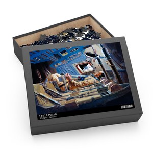 Może przedstawiać: Puzzle składające się z 252 elementów przedstawiające szczegółową ilustrację wnętrza statku kosmicznego z osobą siedzącą na krześle. Puzzle ma wymiary 28x35 cm i jest odpowiednie dla dzieci w wieku od 9 lat.