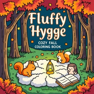 Op de afbeelding: Illustratie van een kleurboek getiteld "Fluffy Hygge Cozy Fall Coloring Book". De omslag toont cartoon eekhoorns, een egel en een lantaarn in een bos met herfstbladeren.