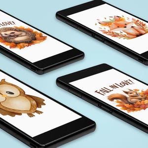 Op de afbeelding: Vier zwarte smartphones met herfstthema illustraties. De schermen tonen een egel, vos, uil en eekhoorn, elk omringd door herfstbladeren. De tekst "FALL IN LOVE!" staat op twee schermen.