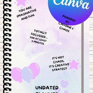 Op de afbeelding: Een ongedateerde planner met een spiraalbinding, met een Canva-logo en grillige tekst. Het ontwerp bevat pastelkleuren, sterren, ballonnen en zinnen als "Je bent fantasierijk en leuk." en "Het is geen chaos, het is creatieve strategie."