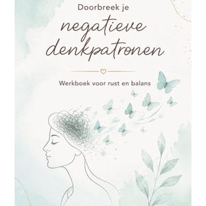 Puede incluir: Una portada de libro de ejercicios titulada Doorbreek je negatieve denkpatronen, Werkboek voor rust en balans. Presenta un dibujo lineal de un perfil con una mente enredada que se transforma en mariposas azules sobre un fondo de acuarela.