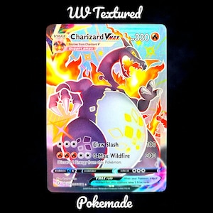 Puede incluir: Carta coleccionable holográfica Charizard VMAX, con colores morado y naranja. El texto "UV Textured" y "Pokemade" es visible. La carta muestra "Charizard VMAX" y "Claw Slash".