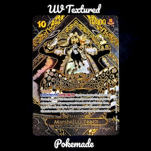 以下が含まれることがあります： 四皇/黒ひげ海賊団のマーシャル・D・ティーチをフィーチャーしたUVテクスチャのトレーディングカード。カードは、数字10と「12000」のテキストが入った金と黒の配色です。カードには「Blocker」と「Activate:Main Once Per Turn」のテキストも入っています。