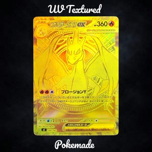 Könnte beinhalten: Eine goldfarbene, UV-texturierte Sammelkarte mit einem charizard-ähnlichen Wesen. Die Karte hat japanischen Text und die Texte "UV Textured" und "Pokemade". Die Karte hat ein holografisches Design.