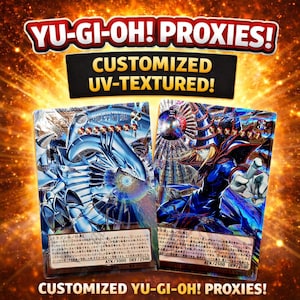 Op de afbeelding: Twee Yu-Gi-Oh! Proxies kaarten met een holografische, UV-getextureerde afwerking. Eén kaart toont een blauwe draak, de andere een magiër in blauw. Tekst op de kaarten bevat aanvals- en verdedigingsstatistieken en Japanse tekst. De afbeelding heeft de tekst "YU-GI-OH! PROXIES!" en "CUSTOMIZED UV-TEXTURED!"