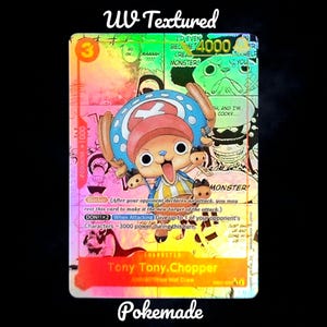 Puede incluir: Una tarjeta coleccionable con Tony Tony. Chopper del anime One Piece. La tarjeta tiene un diseño colorido con una ilustración de personaje de dibujos animados, texto y un efecto holográfico. La tarjeta está etiquetada como "UV Textured" y "Pokemade".