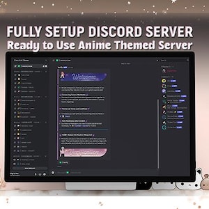 Op de afbeelding: Een computermonitor toont een Discord-serverinterface met de tekst "FULLY SETUP DISCORD SERVER Ready to Use Anime Themed Server." Het scherm toont een welkomstbericht en serveropties. De achtergrond is zachtroze met sterren.