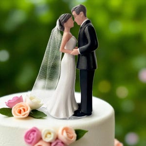 Braut und Bräutigam Kuchen Topper Minimalist Hochzeit Kunststoff Figur mit Schleier Romantische Paar Umarmung für Brautdusche Dekor