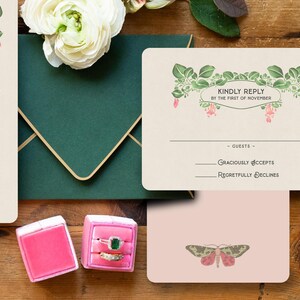 K&ouml;nnte beinhalten: Hochzeitspapeterie-Set mit floralem und botanischem Design. Enth&auml;lt Einladung, Antwortkarte und Detailkarte. Die Einladung tr&auml;gt den Text "Stella Considine & Leigh Bagley". Die Antwortkarte lautet "Kindly Reply by the First of November".