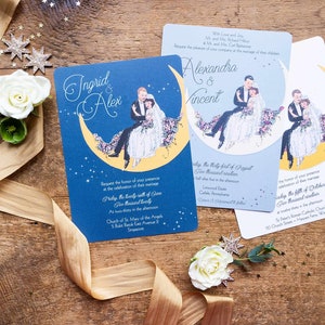Puede incluir: Dos invitaciones de boda con un dise&ntilde;o de luna creciente azul y amarillo. Las invitaciones muestran una pareja sentada en la luna con estrellas en el fondo. El texto en las invitaciones dice "Ingrid & Alex" y "Alexandra & Vincent".