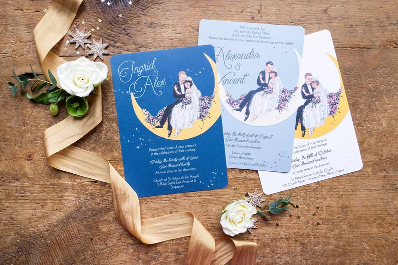 Puede incluir: Dos invitaciones de boda con un dise&ntilde;o de luna creciente azul y amarillo. Las invitaciones muestran una pareja sentada en la luna con estrellas en el fondo. El texto en las invitaciones dice "Ingrid & Alex" y "Alexandra & Vincent".