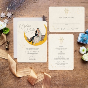 Puede incluir: Conjunto de invitaciones de boda con un esquema de color dorado y blanco. La invitaci&oacute;n presenta una pareja en una luna creciente con estrellas en el fondo. La tarjeta RSVP y la tarjeta de detalles presentan una estrella dorada con una cola de estrellas.
