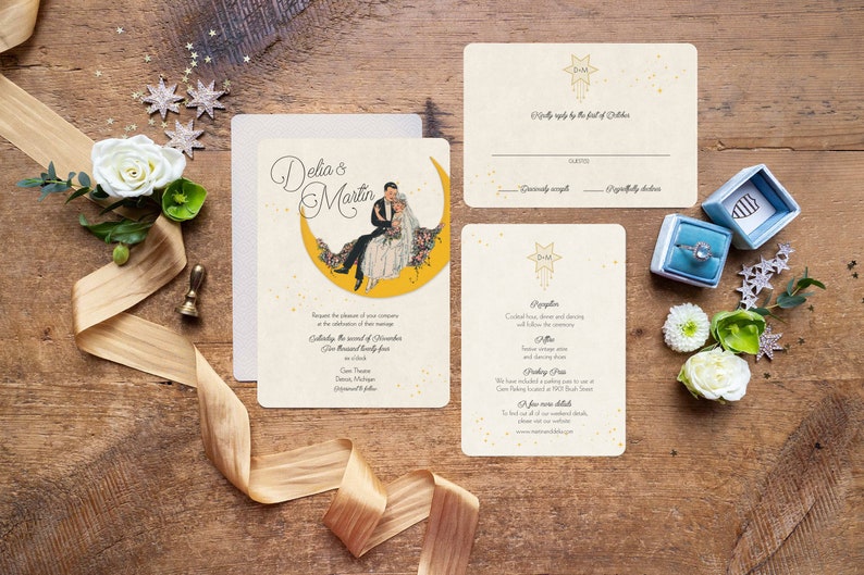 Puede incluir: Conjunto de invitaciones de boda con un esquema de color dorado y blanco. La invitaci&oacute;n presenta una pareja en una luna creciente con estrellas en el fondo. La tarjeta RSVP y la tarjeta de detalles presentan una estrella dorada con una cola de estrellas.