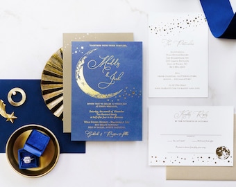 Invitación de boda vintage con diseño celestial de luna y estrellas en azul marino y dorado