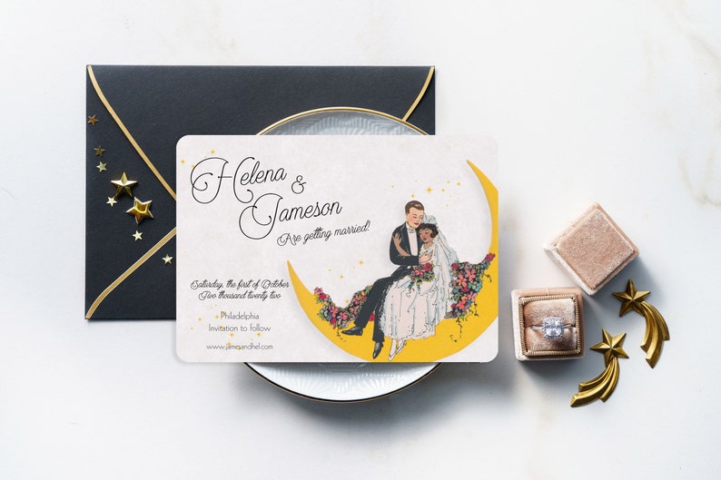 Puede incluir: Una invitaci&oacute;n de boda con una luna creciente amarilla y estrellas. La pareja est&aacute; sentada en la luna. El texto dice "Helena & Jameson se casan! S&aacute;bado, 1 de octubre de 2022, Filadelfia, Invitaci&oacute;n a seguir, www.jamesandhelena.com"