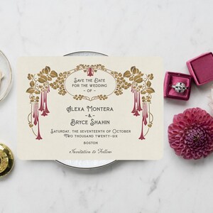 K&ouml;nnte beinhalten: Eine cremefarbene Hochzeitseinladung mit goldenen und bordeauxfarbenen floralen Details, mit dem Text "Save the Date" und den Namen Alexa Montera und Bryce Shahin. Enth&auml;lt eine Taschenuhr, Briefmarken und Blumen.