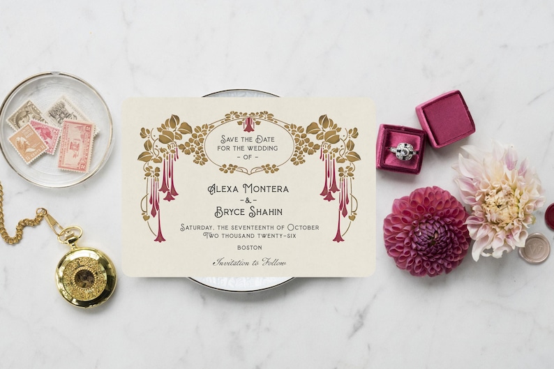 K&ouml;nnte beinhalten: Eine cremefarbene Hochzeitseinladung mit goldenen und bordeauxfarbenen floralen Details, mit dem Text "Save the Date" und den Namen Alexa Montera und Bryce Shahin. Enth&auml;lt eine Taschenuhr, Briefmarken und Blumen.