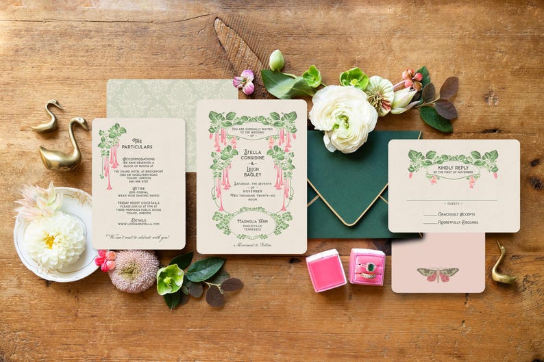K&ouml;nnte beinhalten: Hochzeitseinladungs-Set mit floralen und botanischen Designelementen. Das Set umfasst Einladungskarten, Antwortkarten und Umschl&auml;ge in Creme-, Gr&uuml;n- und Rosat&ouml;nen. Dekorative goldene Schwanfiguren und Blumen sind ebenfalls vorhanden.