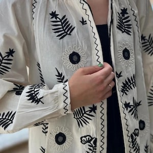 Bestickte gebundene Leinenjacke, handbestickte Jacken für Frauen, Geschenk für sie, Frauen Suzani Jacke, Suzani Stickerei Jacke, Boho Jacke
