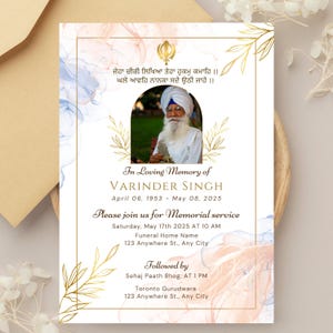 Op de afbeelding: Herdenkingsdienst uitnodiging met een foto van een man met tulband. De uitnodiging heeft een bloemenontwerp met gouden accenten en de tekst "In Loving Memory of Varinder Singh" met data en service details.